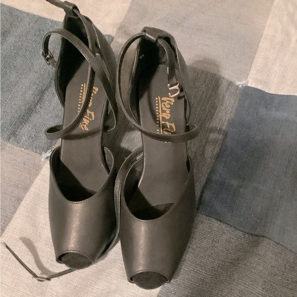 Very Fine Dance Shoes- size 7